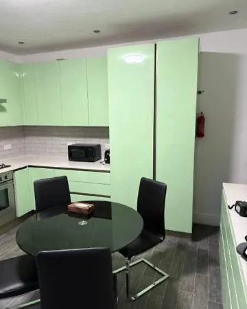 Δωμάτια σε οικογενειακή κατοικία En-suit Double Bedroom In Armley Λιντς
