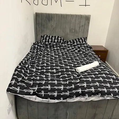 Δωμάτια σε οικογενειακή κατοικία En-suit Double Bedroom In Armley *
