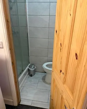 Δωμάτια σε οικογενειακή κατοικία En-suit Double Bedroom In Armley Λιντς