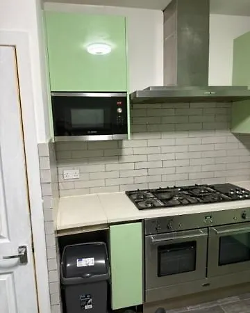 Δωμάτια σε οικογενειακή κατοικία En-suit Double Bedroom In Armley *