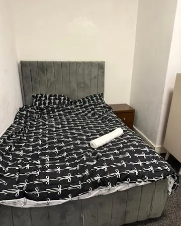 En-suit Double Bedroom In Armley