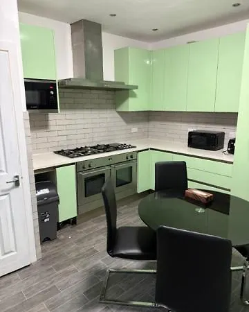 Δωμάτια σε οικογενειακή κατοικία En-suit Double Bedroom In Armley *