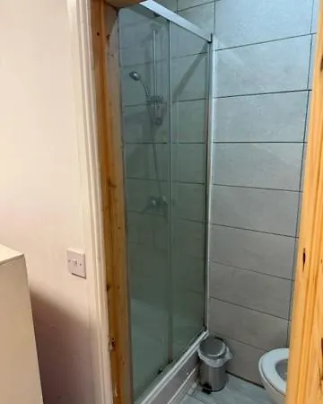 Δωμάτια σε οικογενειακή κατοικία En-suit Double Bedroom In Armley Λιντς